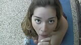 La ragazza pelosa carina sbava e scopa snapshot 7