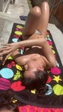 Jade Chynoweth en vrienden krijgen zon bij het zwembad snapshot 3