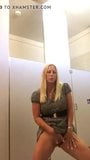 Milf exibitionist bước đi mẹ faps trong công cộng phòng tắm snapshot 6