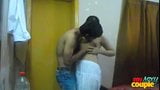 India caliente y picante sonia bhabhi chupando la gran polla de su hombre snapshot 7