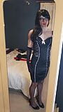 Transvestit neckt im schwarzen Dessous-Kleid snapshot 7