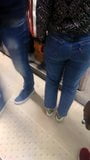 Meisje in strakke blauwe spijkerbroek snapshot 3