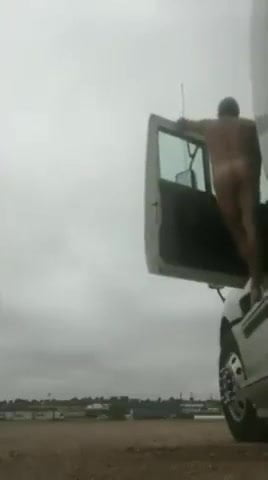 Caminhoneiro pelado