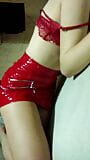 Striptease en casa durante el día en lencería roja snapshot 9
