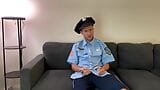 Policjant rucha kobietę za przekroczenie prędkości snapshot 6