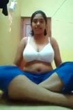 Desi jovencita espectáculo de tetas snapshot 2