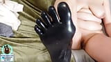 Femdom latex voetaanbidding, zweetdrinkende, slaaf likken, flr, sexy voeten, bezwete training, bdsm, milf stiefmoeder snapshot 2