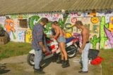 Gangbang con bellissimi motociclisti latini muscolosi che scopano all'aperto snapshot 1