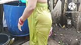 Anita yadav bañándose al aire libre con baile snapshot 7