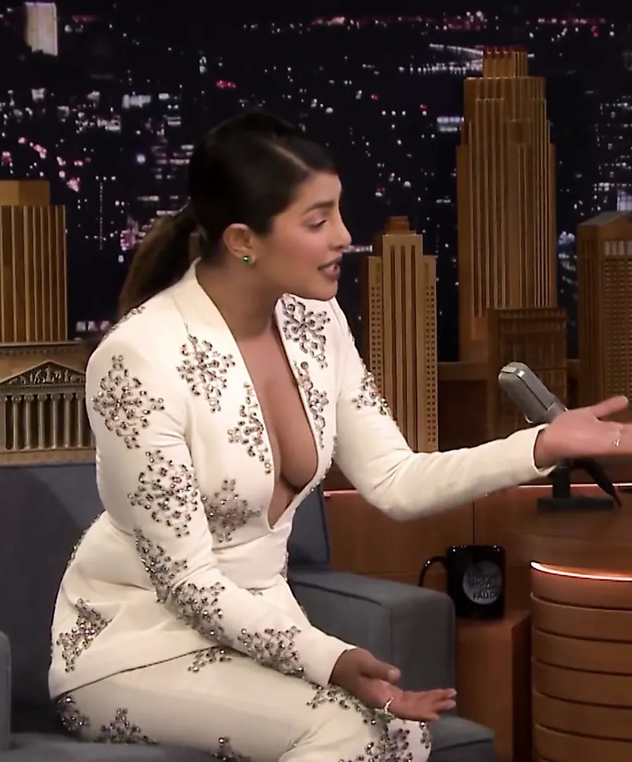 Priyanka Chopra, lassú vágás, full hd - Jimmy interjú (nyögés)