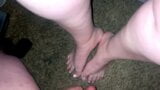 Dejo una buena carga de semen en mis pies calientes de novia (corrida) latina snapshot 5