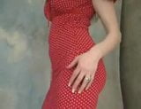 穿着红色内衣的丰满哥特式时尚女郎展示胸部 snapshot 4
