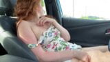 Menina branca dedilhando no carro snapshot 6