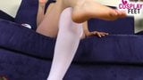 Збуджена медсестра в панчохах грає своїми туфлями і ногами snapshot 17
