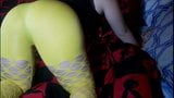 Scheten laten in een gele panty snapshot 5