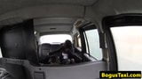 Assfingered taxipassenger ansiktsbehandling i taxi snapshot 4