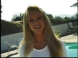 Rubia caliente con medias blancas chupa y folla al aire libre snapshot 8