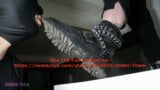 Lamiendo botas de heavy metal snapshot 1