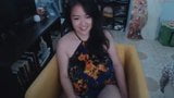 Симпатичная азиатка с огромными сиськами перед вебкамерой snapshot 6