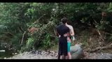 Grande carne nera e ragazzo che geme nella foresta tropicale snapshot 1