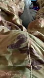 Solider dell'esercito si masturba in uniforme indossando gli slip neri di boxer del suo compagno di stanza snapshot 2