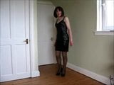 Cd Emma dans une robe noire scintillante snapshot 1