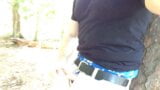 Estoy en el bosque con mis boxers azules junto a un árbol. snapshot 3