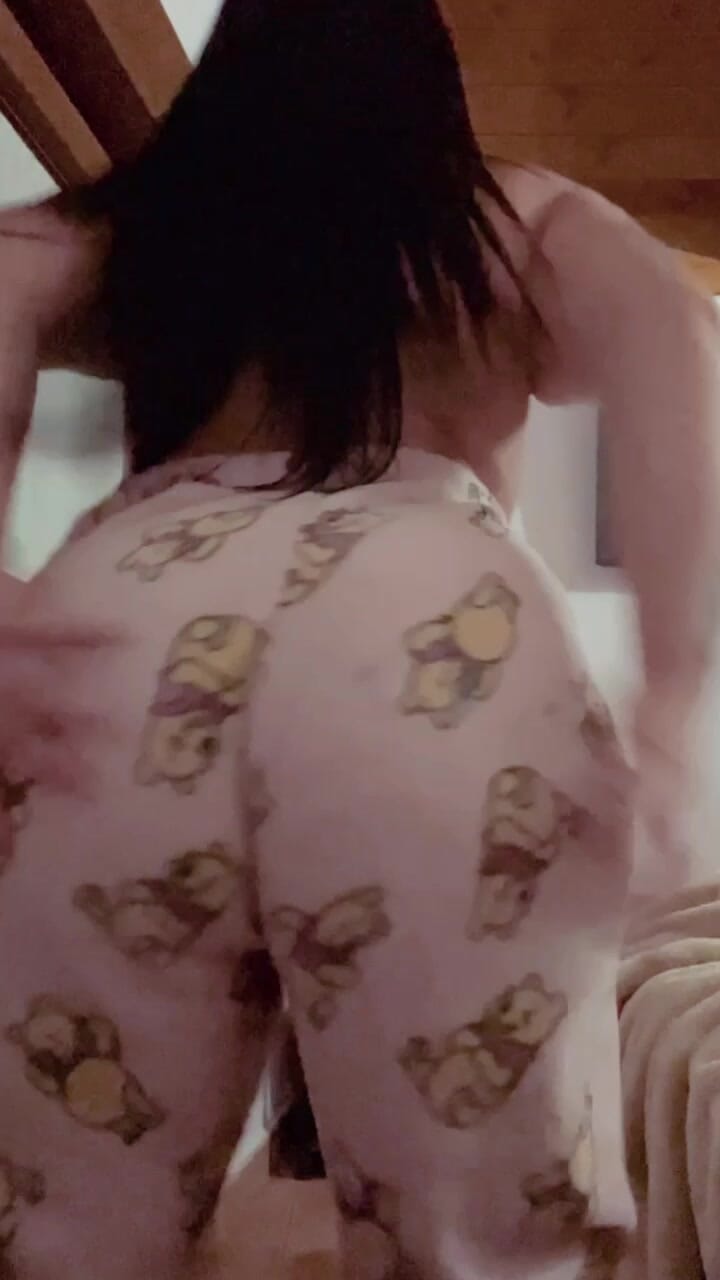 Mișcându-și curul cu pantalonii ei în pijamale