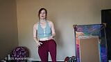 Milf caliente haciendo yoga en sexy pantalones rojos de yoga snapshot 3