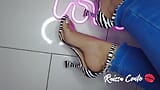 Raissa Conte, tacones altos, trabajando con el pie snapshot 2