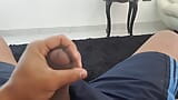 Mi madrastra me encuentra masturbándome en la sala de estar. Chupa mi polla snapshot 2