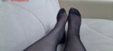 Anna muestra sus hermosos pies en pantimedias negras. Grabé el video. snapshot 4