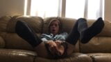 Abriendo las piernas para ser follada en el sofá snapshot 6