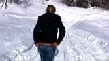 Une belle-mère sexy montre ses seins et fait pipi dans la neige snapshot 15