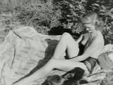 Ilona topless w czarnej bieliźnie (vintage pin-up z lat 50. XX wieku) snapshot 8