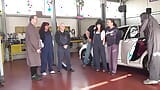 La vecchia donna in carrozzeria ti fa godere snapshot 17