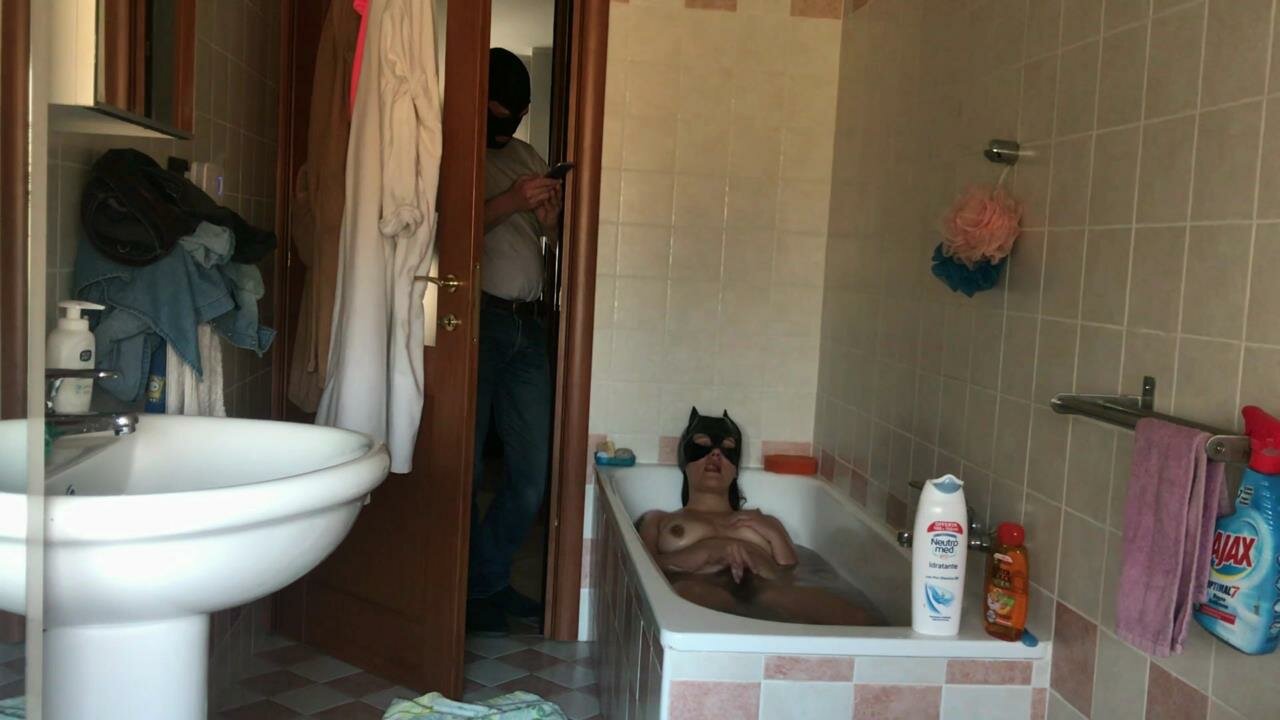 Fiul meu vitreg mă filmează masturbându-mă
