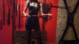 Fetish Dominatrix trong cao su đen snapshot 14