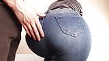 Masturbandosi per il grosso culo succoso della mia ragazza in jeans attillati, denim feticcio snapshot 1