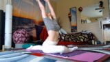 Yoga houdt je lichaam in beweging. sluit je aan bij mijn faphouse voor meer video's, naaktyoga en pittige inhoud snapshot 21