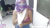 Sexy milf cachonda en hijab Árabe musulmana se masturba el coño chorreando en la webcam en vivo snapshot 3