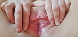 Primer plano extremo, hermoso coño! Chica extiende su coño mojado rosa, hermoso clítoris snapshot 2