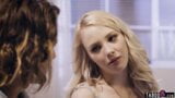 Naïeve maagdelijke tiener blonde groupie Dixie Lynn neukt soloartiest snapshot 12