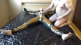 Latex, Danielle wird am Bett befestigt und mit dem Massage-Vibrator masturbiert. Komplettes Video snapshot 14