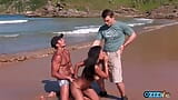 Sexo hardcore na praia com uma puta morena snapshot 4