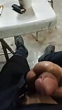 हस्तमैथुन करने वाला आदमी धूम्रपान करते हुए वेबकैम पर अपने लंड के साथ खेलता है snapshot 7