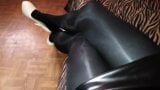 Pantimedias negras 70den y mini vestido de cuero snapshot 4