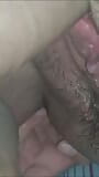 Close-up - istri sange ini lagi asik kencing di depan suaminya sendiri sampai dia meringis kesakitan! snapshot 1