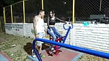 EU VISITO MINHA VIZINHA NO PARQUE ENQUANTO ELA MALHA - ela adora me ver malhar snapshot 2