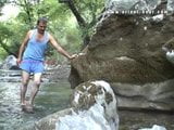 Tarek branle son pénis arabe poilu au bord d'une rivière snapshot 1